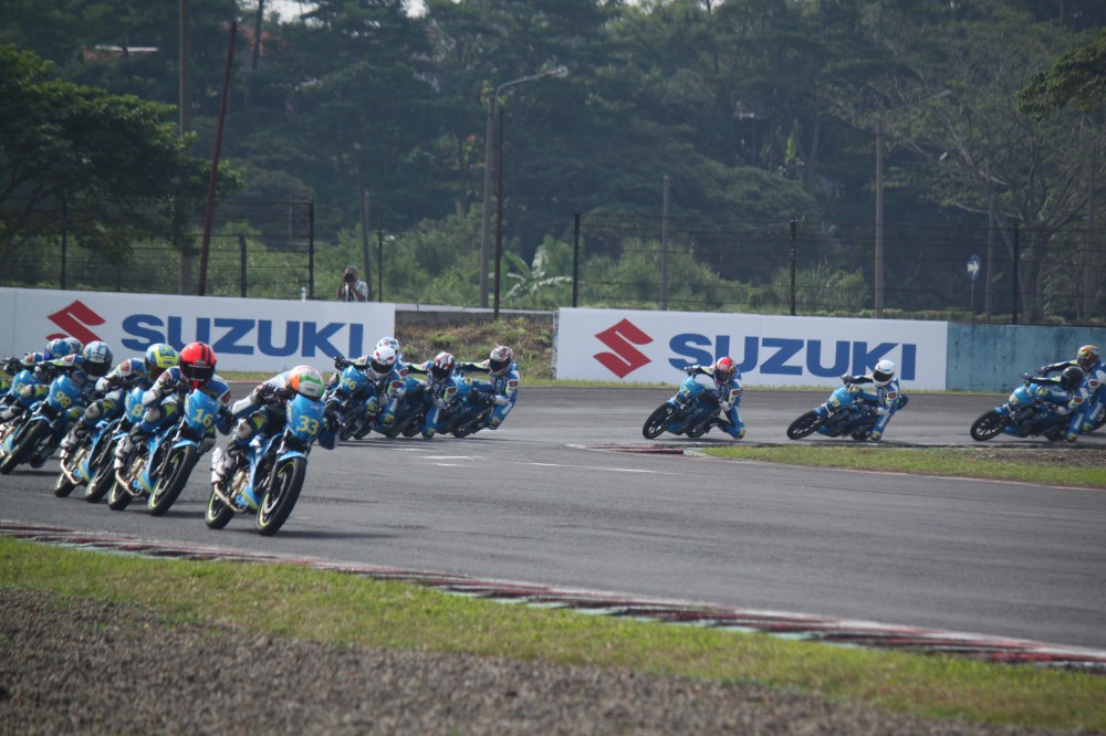 Vong 2 giai dua xe gan may Suzuki Asian Challenge tai duong dua Sentul Indonesia - 3