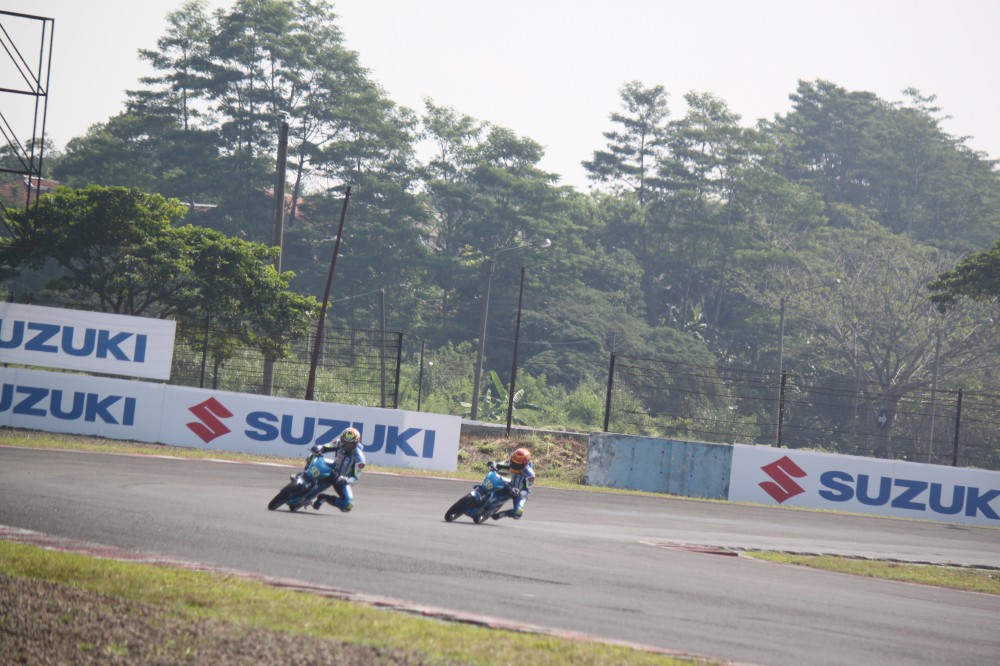 Vong 2 giai dua xe gan may Suzuki Asian Challenge tai duong dua Sentul Indonesia - 13