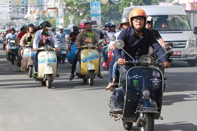 Hang tram Vespa co dieu hanh chao mung Festival bien Nha Trang - 4