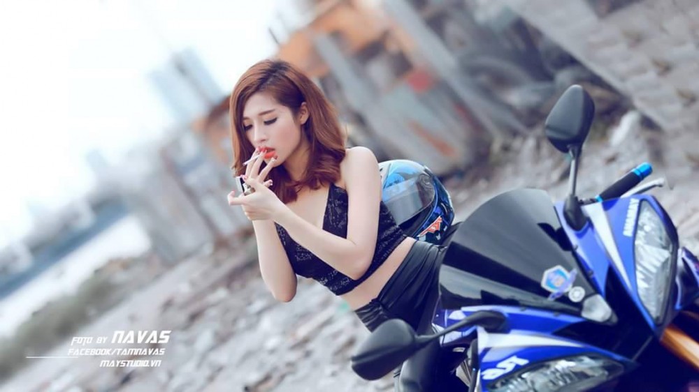 Hot Girl xinh dep ca tinh ben chiec Sportbike than thanh Yamaha R6 - 2