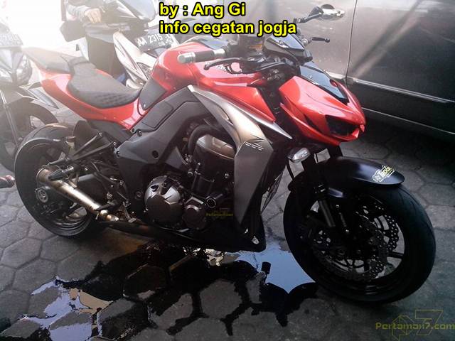 Kawasaki Z1000 be loc may vi tong Yamaha Vega ZR