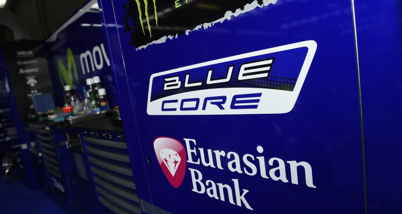 Logo Blue Core lan dau tien xuat hien tren Yamaha M1