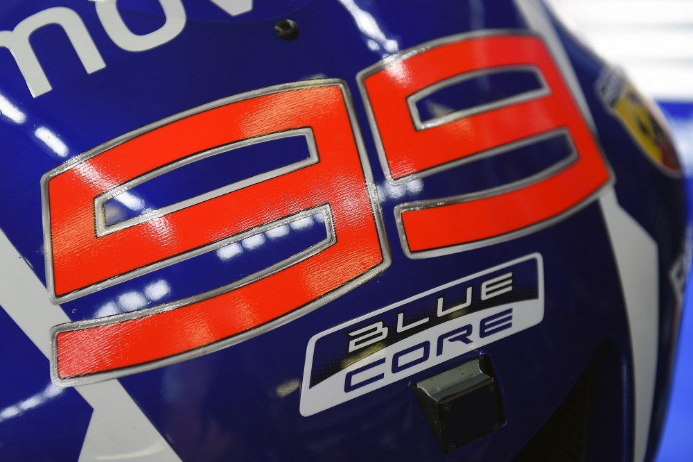 Logo Blue Core lan dau tien xuat hien tren Yamaha M1 - 4