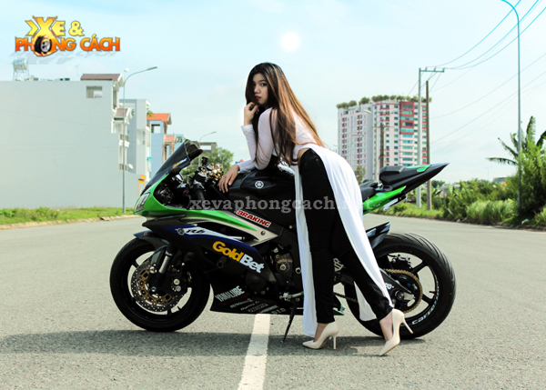 Nu biker 9x thuot tha voi ao dai truyen thong ben canh Yamaha R6 - 3