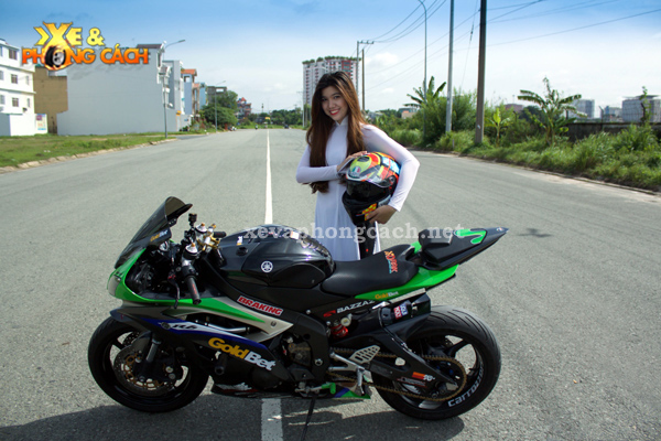 Nu biker 9x thuot tha voi ao dai truyen thong ben canh Yamaha R6 - 6