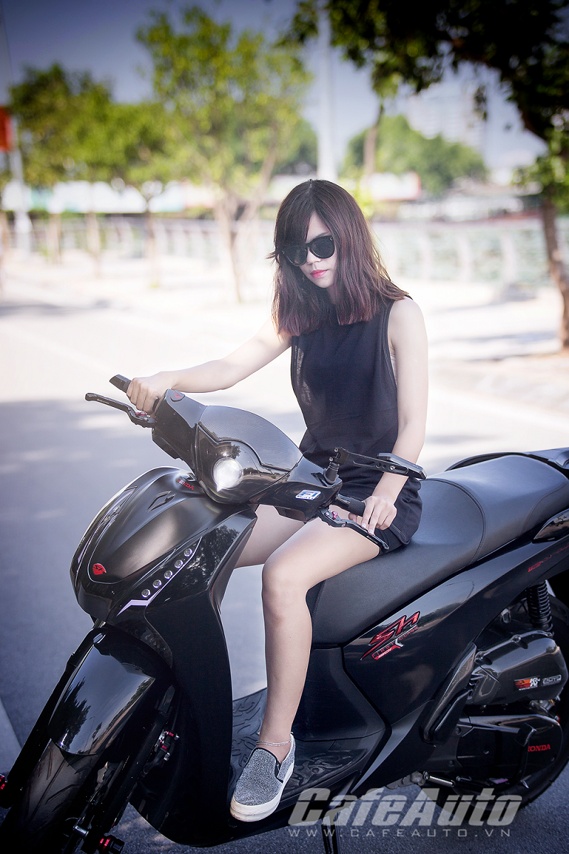 Honda SH độ đẹp tinh tế bên cạnh mẫu Tây xinh đẹp | 2banh.vn
