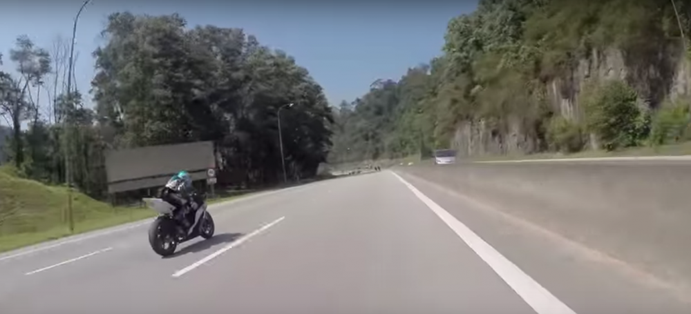 Cung trai nghiem xe gio Yamaha R6 tren duong cao toc Malaysia