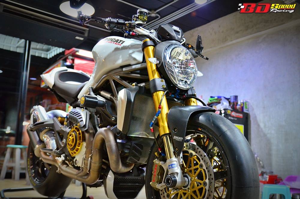 Ducati Monster 1200 do sieu khung voi dan do choi hang hieu - 11