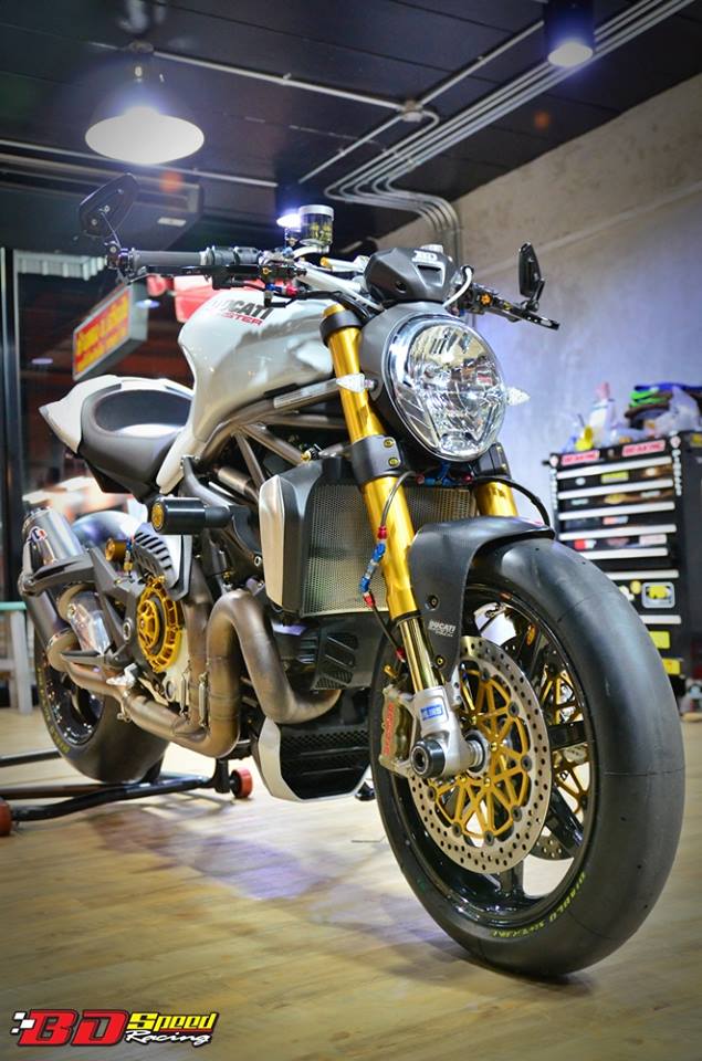 Ducati Monster 1200 do sieu khung voi dan do choi hang hieu