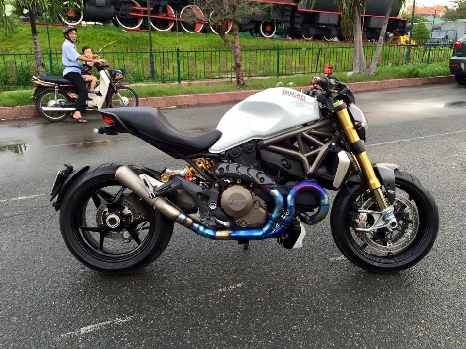 Ducati Monster 1200S 2015 do chat voi po Akrapovic full system Titanium
