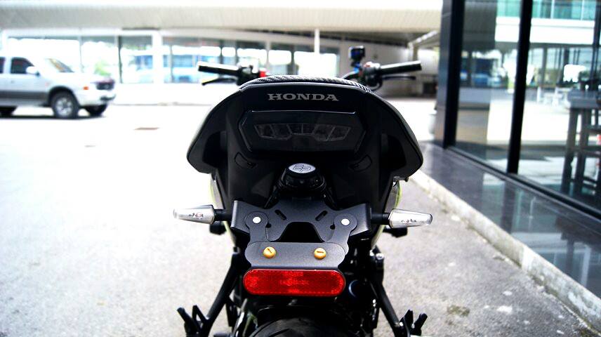 Honda CB650F do phong cach Emotion Full Carbon - 15