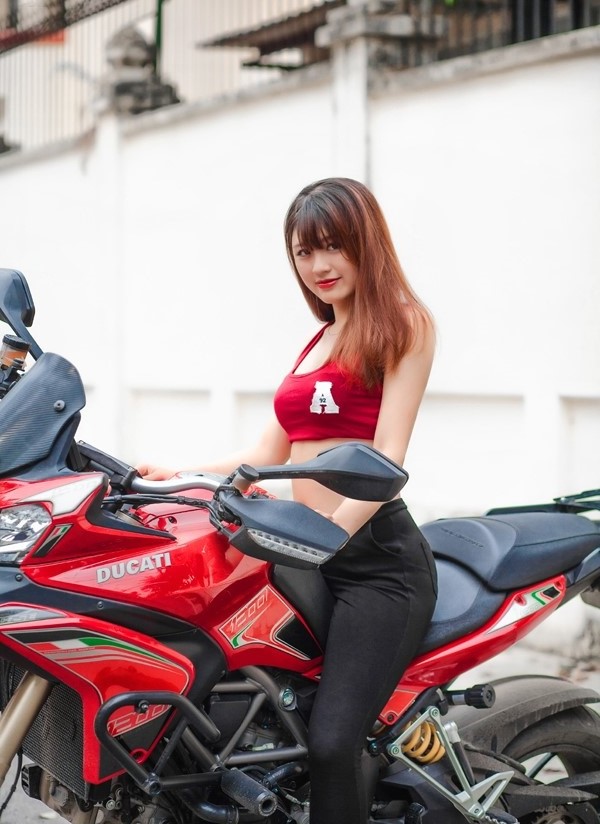 Hotgirl xinh dep do dang cung cap doi Ducati Multistrada 1200 - 8