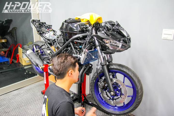 Yamaha R3 do phien ban Crom Movistar voi do choi khung