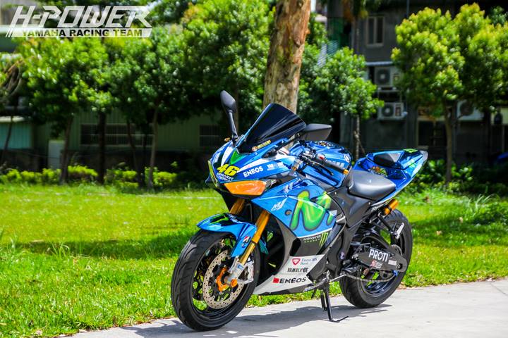 Yamaha R3 do phien ban Crom Movistar voi do choi khung - 8