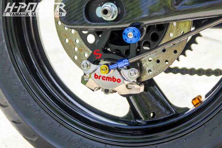 Yamaha R3 do phien ban Crom Movistar voi do choi khung - 15