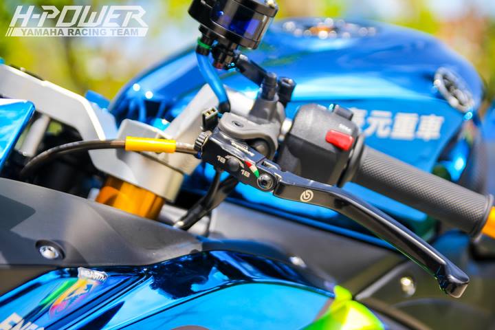 Yamaha R3 do phien ban Crom Movistar voi do choi khung - 20