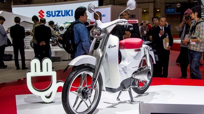 Can canh Honda EV Cub bang xuong bang thit