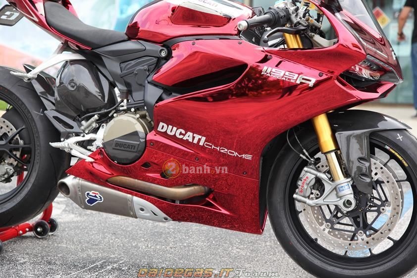 Ducati 1199 Panigale R an tuong voi ban do mau Chrome Cromata Rossa - 2