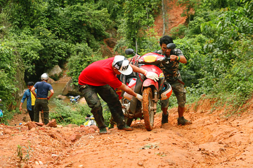 Dung xe may chinh phuc Pha Luong nhung ngay mua xa khoi - 3