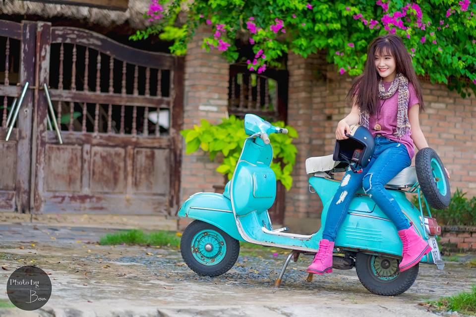 Hot girl Sai Gon xinh tuoi ben canh Vespa Super co - 3