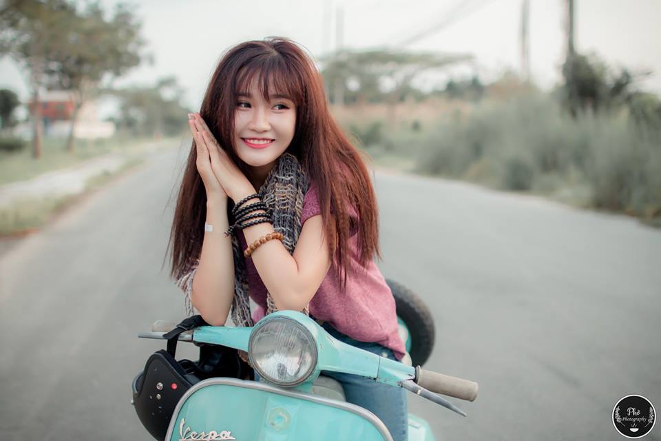 Hot girl Sai Gon xinh tuoi ben canh Vespa Super co - 13