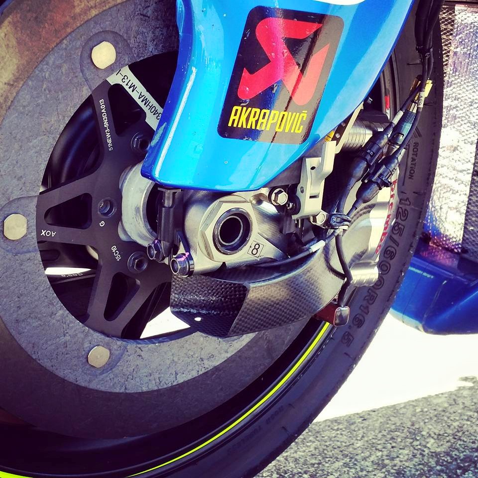 Suzuki GSXRR su dung pheu lam mat phanh Brembo tren duong dua MotoGP