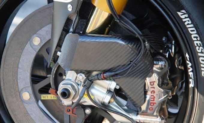 Suzuki GSXRR su dung pheu lam mat phanh Brembo tren duong dua MotoGP - 3