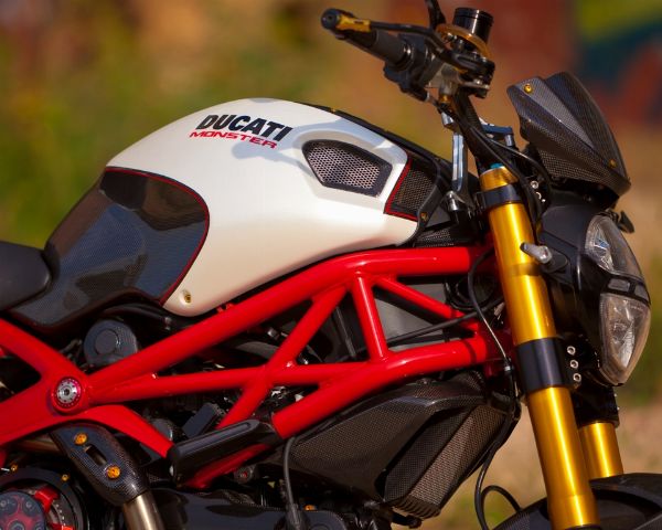 Ducati Monster 1100S do day do choi cua nuoc ngoai - 2