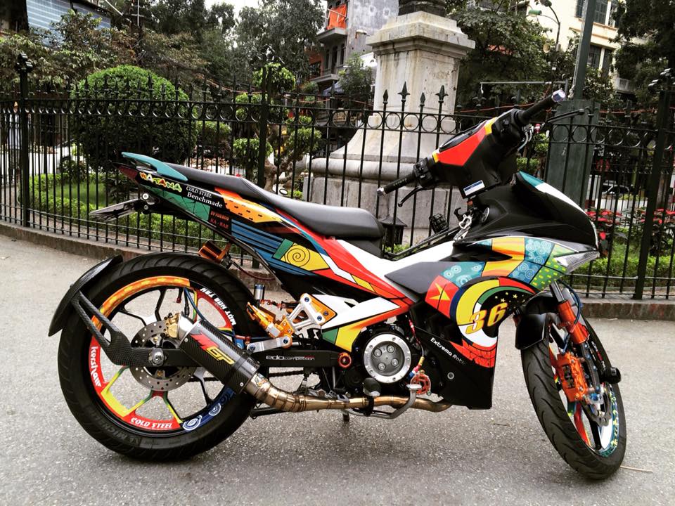 Exciter 150 Son tem dau phong cach Rossi cua biker Ha Thanh - 2