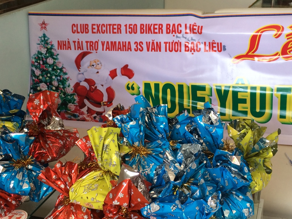 Mot viec lam that y nghia Club Exciter 150 Biker Bac Lieu Phat qua Noel cho tre em mo coi - 15