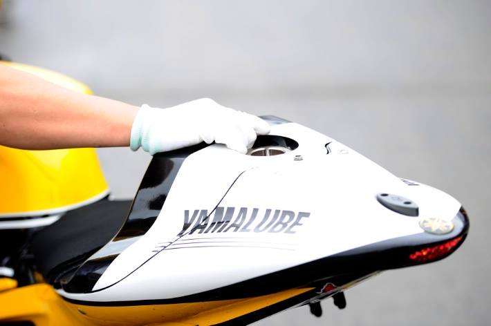 Moto GP Yamaha M1 chuyen hong xang tu ngoai truoc ra ngoai sau