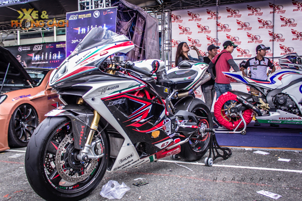 MV Agusta F4 RR do khoang 500 trieu dong tai VMF 2015 - 2