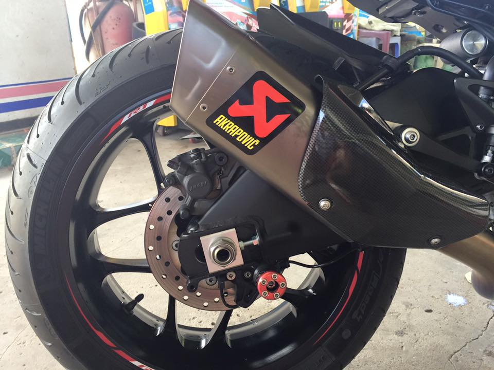Vai anh chiec Yamaha R1 doi 2015 trang bi po Akrapovic tem Rossi - 2