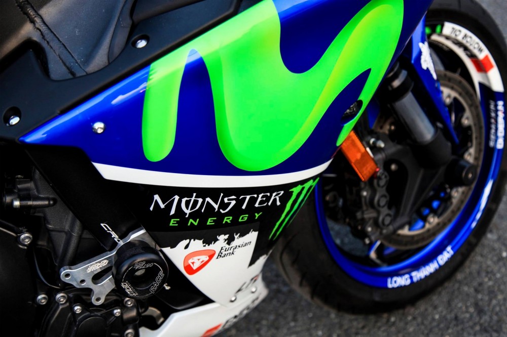 Yamaha R1 son tem dau phong cach MotoGP Movistar 99 - 2