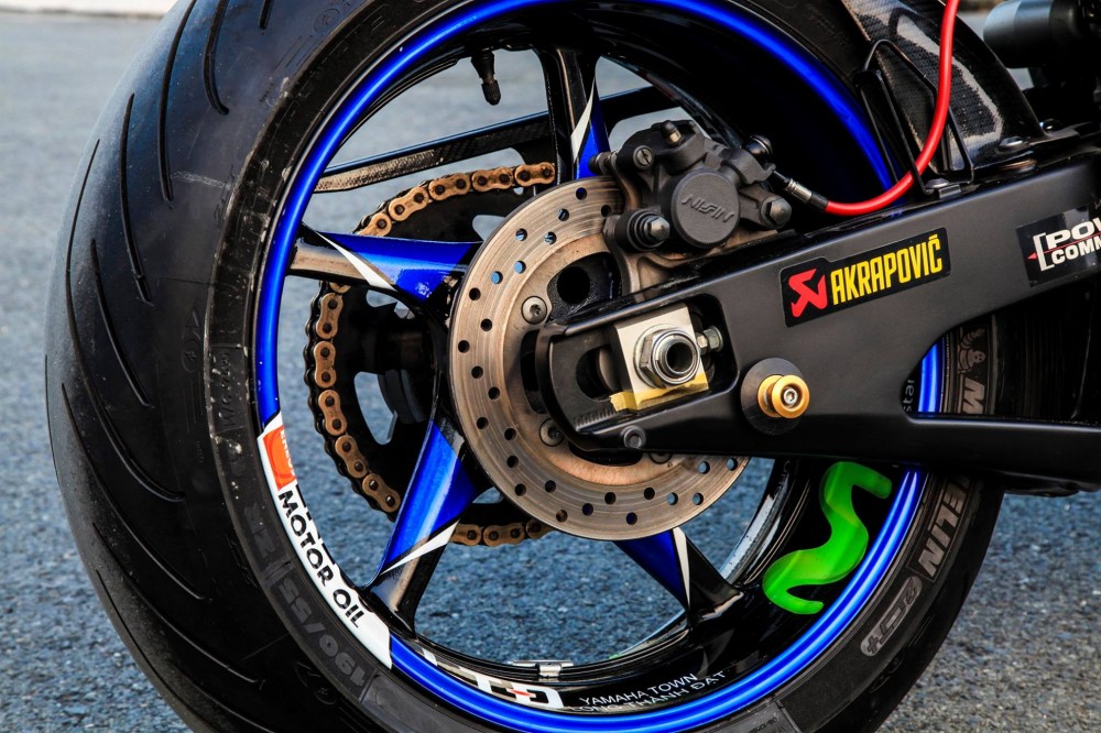 Yamaha R1 son tem dau phong cach MotoGP Movistar 99 - 3