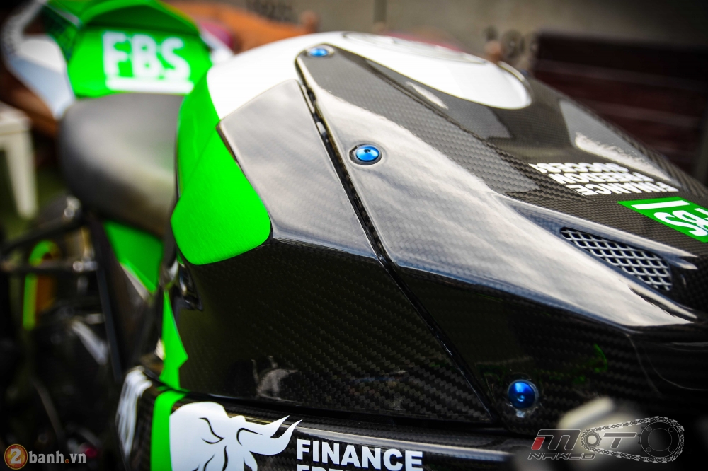 BMW HP4 day phong cach voi ban do Green Racing Performance - 12