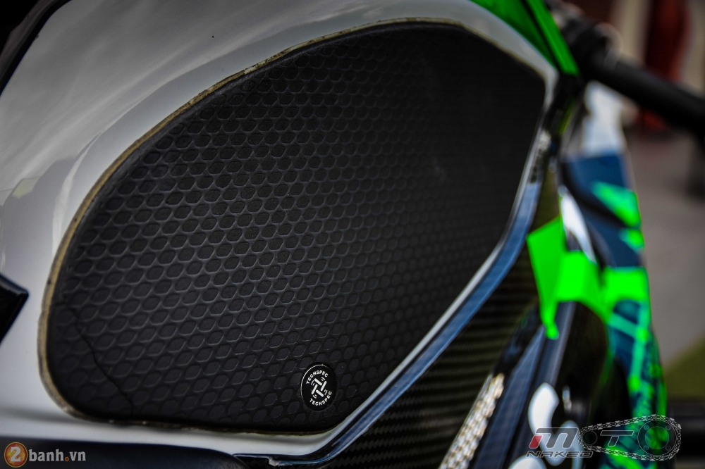 BMW HP4 day phong cach voi ban do Green Racing Performance - 14