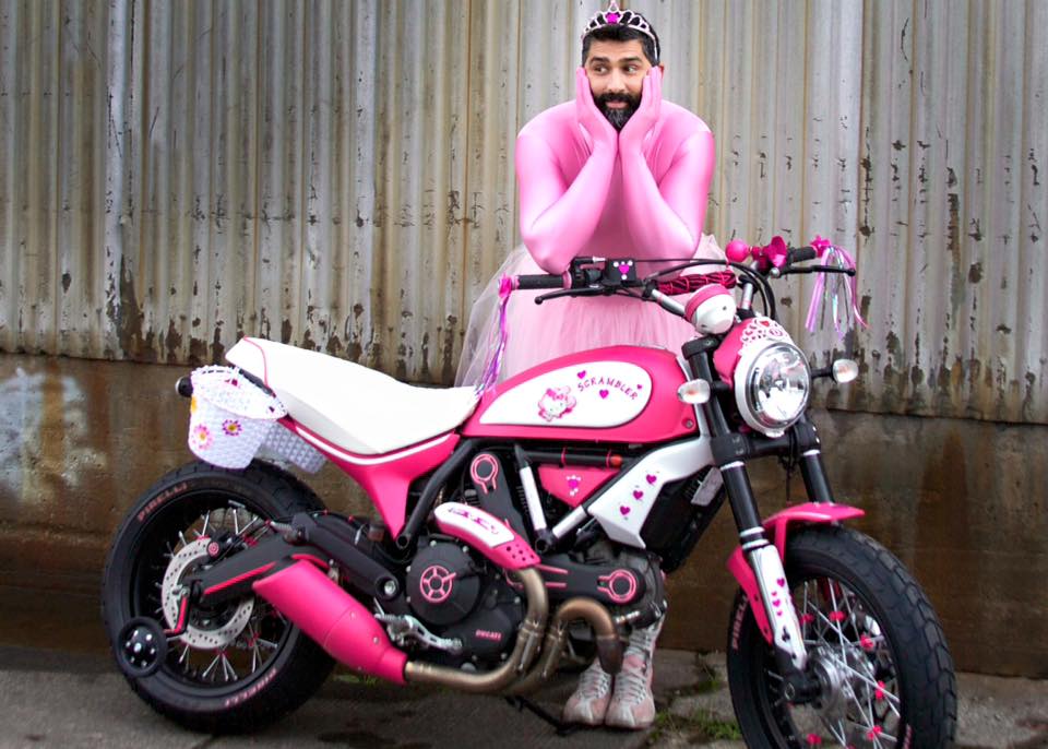 Hai huoc voi man do dang giua biker va Ducati Scrambler phien ban Hello Kitty - 4