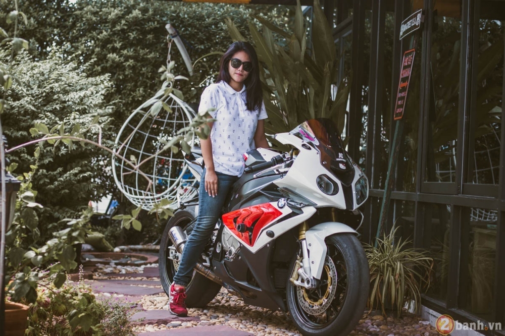 BMW S1000RR phien ban Mini Supergirl cua nu biker xinh dep - 3