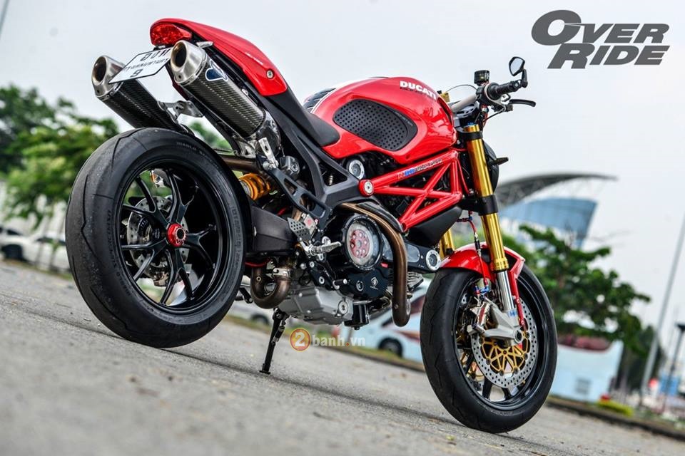 Ducati Monster 796 bong bay voi mot loat do choi khung - 6