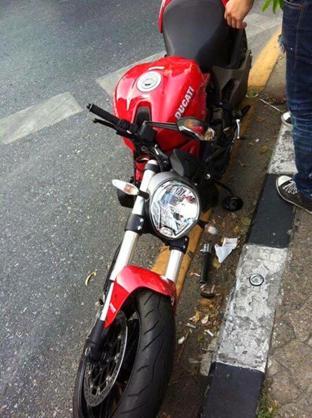 Ducati Monster 821 lai bi gay chang ba sau khi xay ra va cham - 2