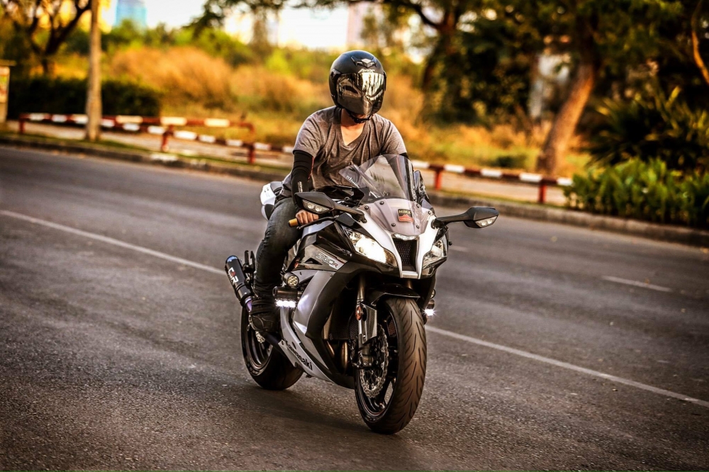 Kawasaki ZX10R Black and White cuc chat cua biker Sai Thanh - 6
