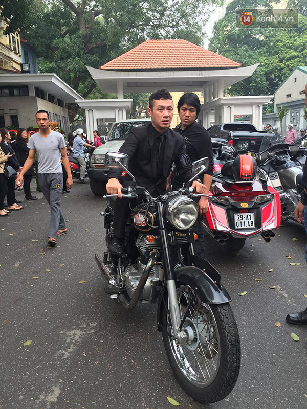 MC Anh Tuan chay moto cua Tran Lap trong buoi dieu hanh dua tien day nuoc mat - 2