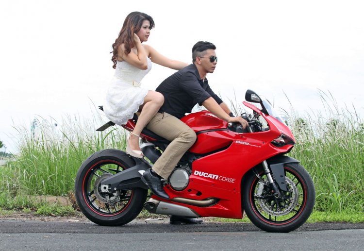 Bo anh cuoi tuyet dep cua cap doi Sai Thanh ben canh Ducati 899 Panigale - 2