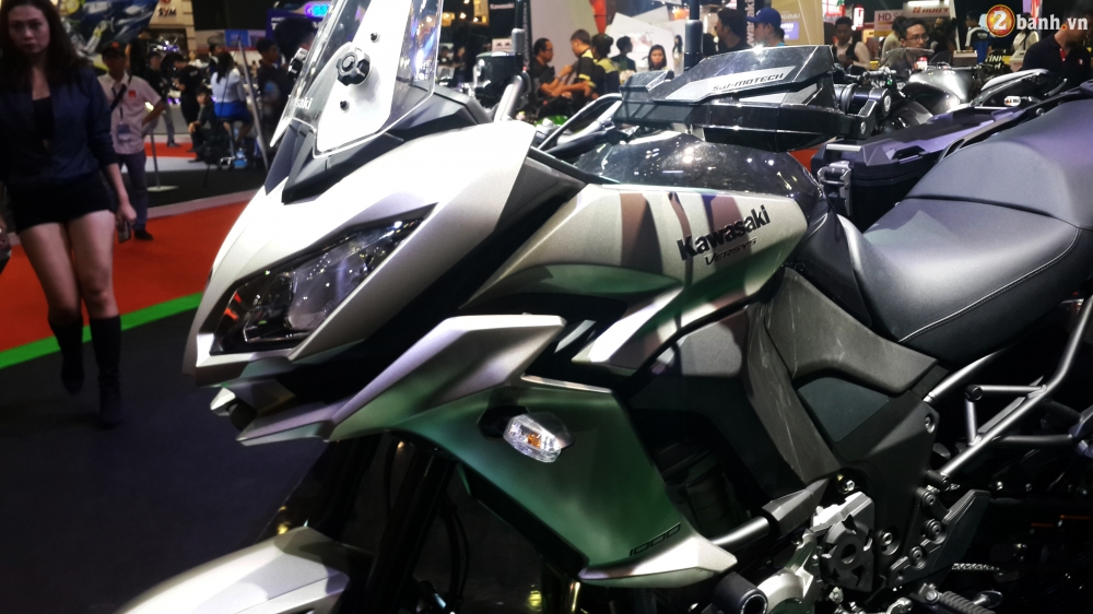 Can canh mau xe the thao duong truong Kawasaki Versys 1000 ABS dau tien tai Viet Nam - 3