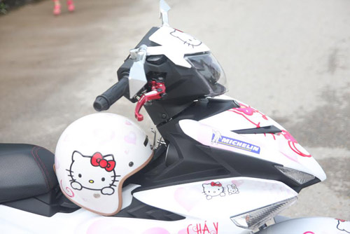 Exciter 150 do phong cach Hello Kitty de thuong cua biker Ha Noi - 2