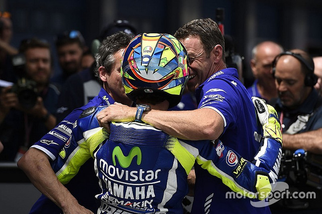 Rossi da co chien thang dau tien trong mua giai MotoGP 2016 - 5
