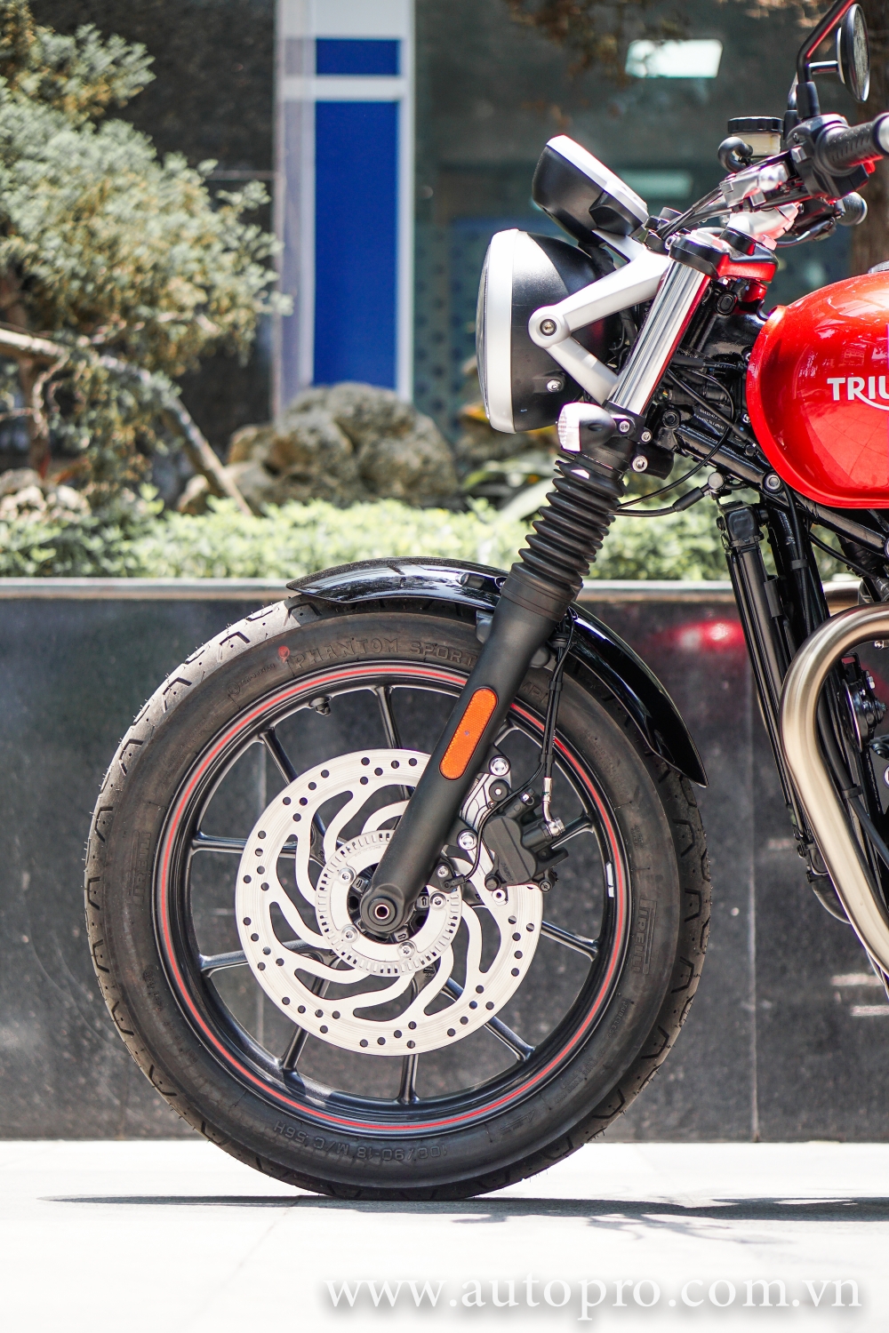 Can canh Triumph Street Twin 2016 doi thu cua Ducati Scrambler tai Viet Nam - 2