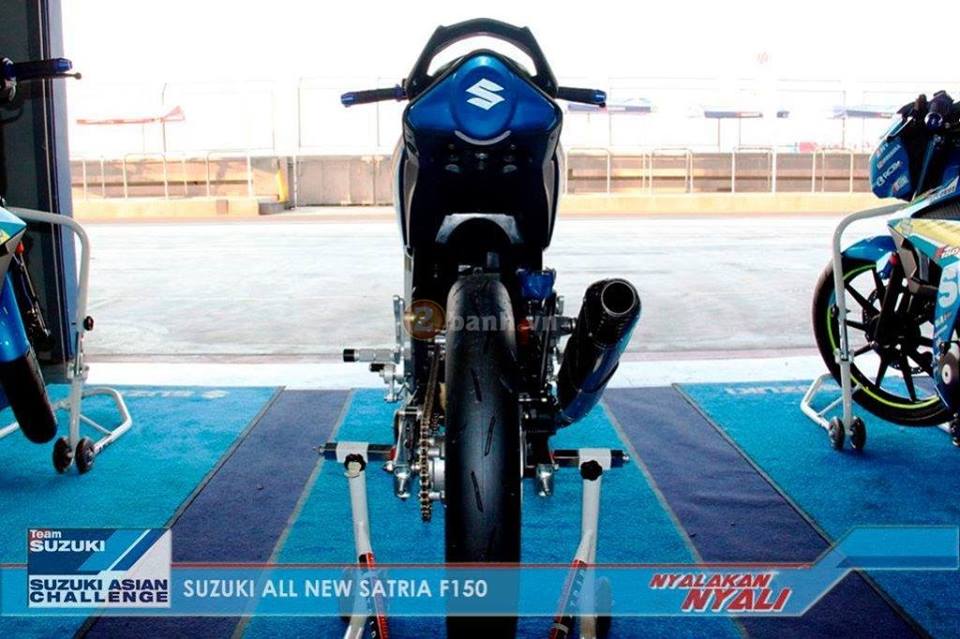 Chi tiet phu tung tren chiec Suzuki Satria F150 FI phien ban Racing - 4