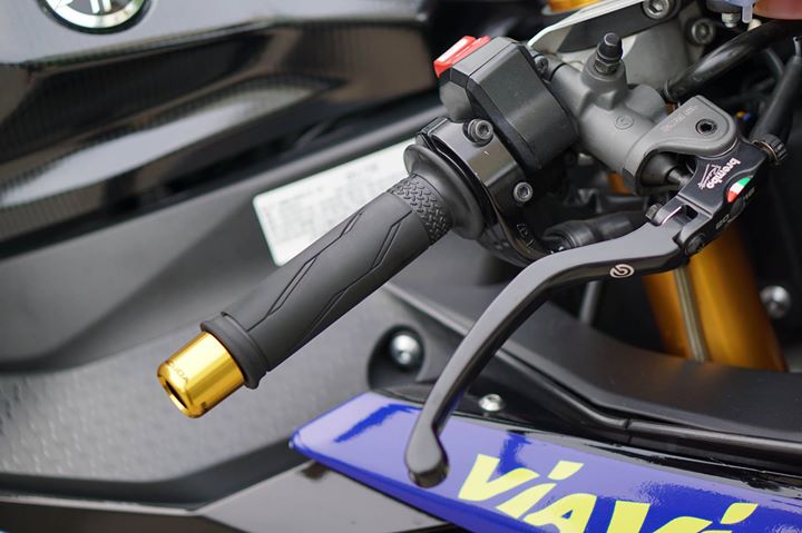 Yamaha R1 2015 day phong cach voi bo tem ca map cua non AGV Misano 2015 - 5